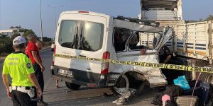 Mersin'de öğrencileri taşıyan minibüs tıra çarptı, 1'i çocuk 2 kişi hayatını kaybetti
