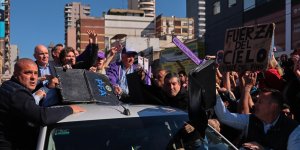 ARJANTİN DEVLET BAŞKANI MİLEİ’NİN SEÇİM KONVOYUNA TAŞLI SALDIRI