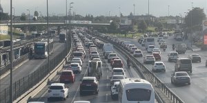 İstanbul'da okullarda uyum haftası ve haftanın ilk iş gününde trafik yoğunluğu yaşanıyor