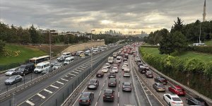 İSTANBUL'DA YENİ EĞİTİM ÖĞRETİM YILININ İLK GÜNÜNDE TRAFİK YOĞUNLUĞU YAŞANIYOR