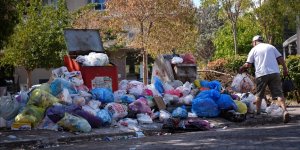İzmir Karşıyaka'da toplanmayan çöpler tepkiye neden oluyor