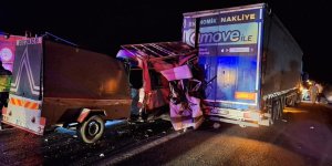 Tarım işçilerini taşıyan minibüs TIR'a çarptı: 3 kişi öldü, 16 kişi yaralandı