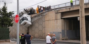 İzmir'de viyadükte asılı kalan tırın sürücüsü yaralandı