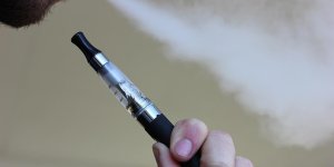 TÜTÜN ENDÜSTRİSİNDEN GENÇLERE YENİ NESİL SALDIRI: ELEKTRONİK SİGARA