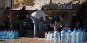 Ankara'da su kesintisinden etkilenen vatandaşlar çeşmelerden su temin ediyor