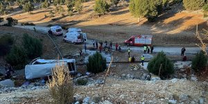 MERSİN'DE ŞARAMPOLE DEVRİLEN İŞÇİ SERVİSİNDEKİ 5 KİŞİ ÖLDÜ, 14 KİŞİ YARALANDI