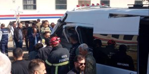 Muş'ta yolcu treni servis minibüsüne çarptı: 17 öğrenci yaralandı