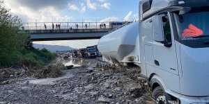 Hatay'da sağanak nedeniyle Toprakkale-İskenderun Otoyolu'nda araçlar mahsur kaldı