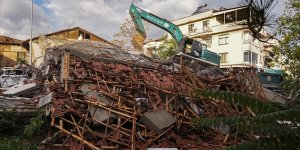 BALIKESİR SINDIRGI MERKEZLİ DEPREMDE YIKILAN BİNALARIN ENKAZI KALDIRILIYOR