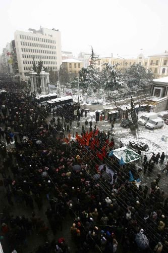 1 Derece Sıcaklığa Rağmen Darbecileri Protesto Ettiler (1)