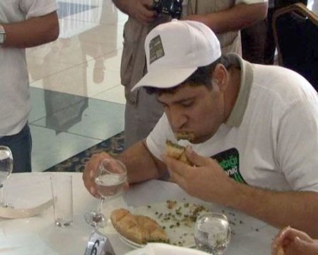 1 Kilo Baklavayı 2 Dakikada Yiyerek Şampiyon Oldu