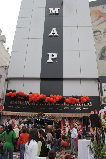 1 Liralık Terlik Satışı, Ayakkabı Mağazasında İzdiham Oluşturdu