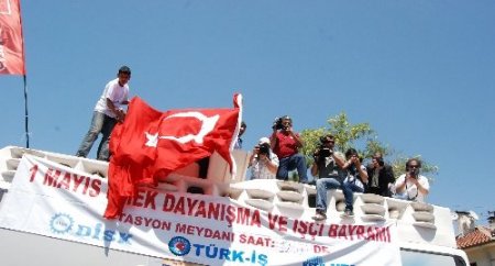 1 Mayıs kutlamalarında bayrak gerginliği