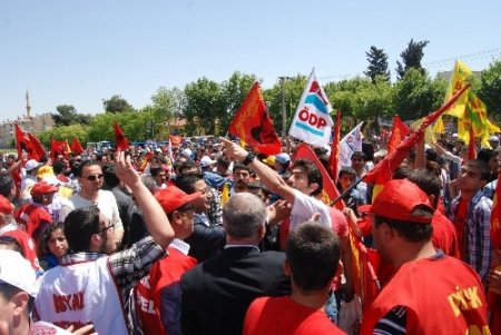 1 Mayıs kutlamalarında bayrak gerginliği