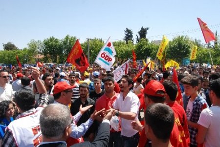 1 Mayıs kutlamalarında bayrak gerginliği