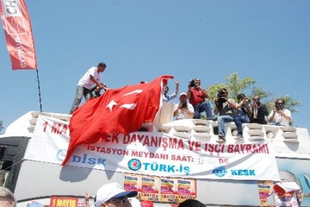 1 Mayıs kutlamalarında bayrak gerginliği