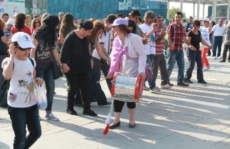 1 Mayıs törenine çöpçünün dansı damga vurdu