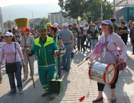 1 Mayıs törenine çöpçünün dansı damga vurdu