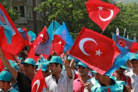 1 Mayıs törenine çöpçünün dansı damga vurdu