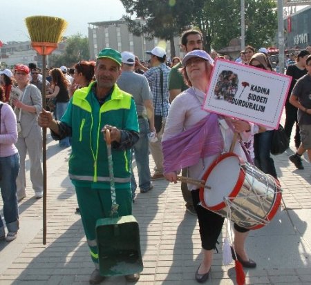1 Mayıs törenine çöpçünün dansı damga vurdu