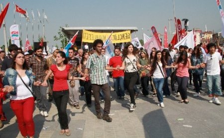 1 Mayıs törenine çöpçünün dansı damga vurdu