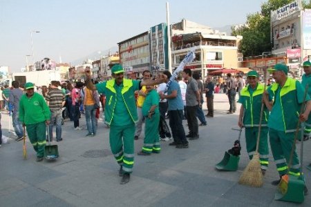 1 Mayıs törenine çöpçünün dansı damga vurdu