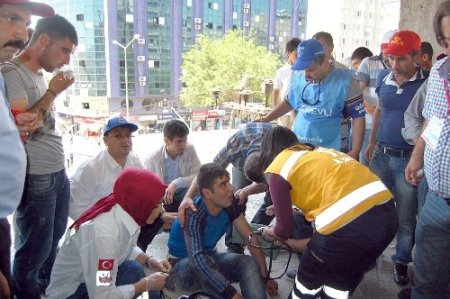 1 Mayıs’ı izleyen genç elektrik akımına kapıldı