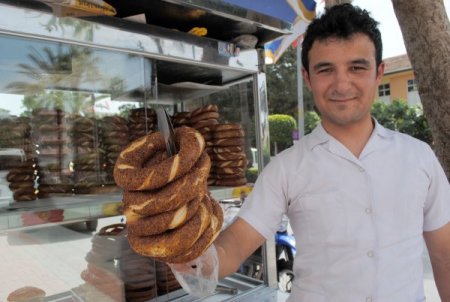 1 Mayıs'ta 'Fazla Satarım' Diye Aldığı Simitleri Elinde Kaldı