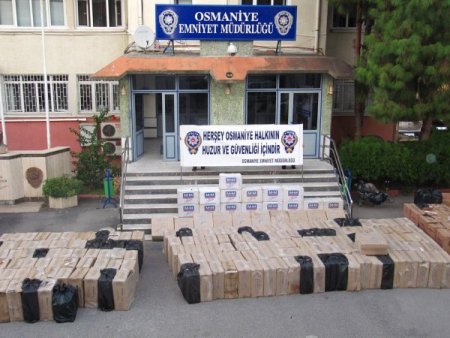 1 TIR, 3 kamyon kaçak sigara ele geçirildi