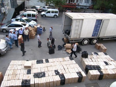 1 TIR, 3 kamyon kaçak sigara ele geçirildi