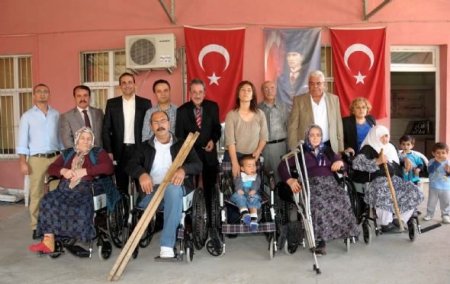 1 ton mavi kapakla 5 engelli tekerlekli sandalye sahibi oldu