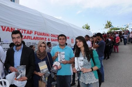 1.Van Kitap Fuarı'nda imza izdihamı yaşandı