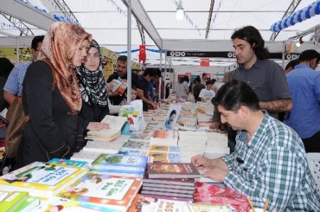 1.Van Kitap Fuarı'nda imza izdihamı yaşandı