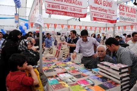 1.Van Kitap Fuarı'nda imza izdihamı yaşandı