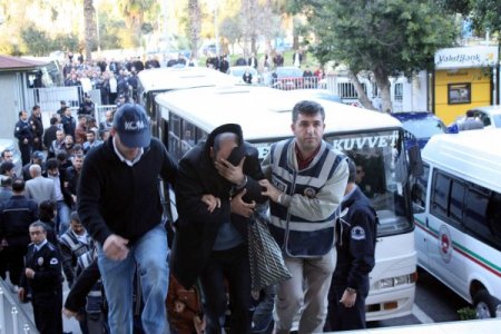 10 Adet Uzi İle Yakalanan Çek Senet Çetesi Üyeleri Adliyeye Sevk Edildi