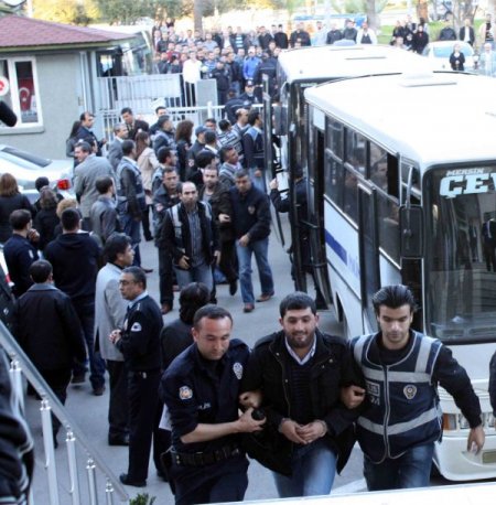 10 Adet Uzi İle Yakalanan Çek Senet Çetesi Üyeleri Adliyeye Sevk Edildi