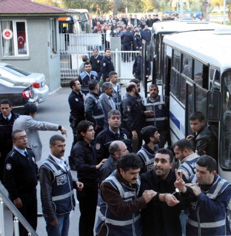 10 Adet Uzi İle Yakalanan Çek Senet Çetesi Üyeleri Adliyeye Sevk Edildi