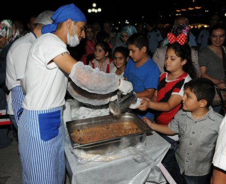 10 Bin Kişi Aşure Geleneğinde Buluştu
