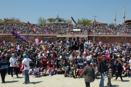 10 bin platesli rekor denemesinde yaklaşık 50 çocuk kayboldu