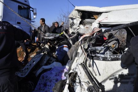 10 kişinin öldüğü kazada TIR şoförünün uyuduğu iddia edildi
