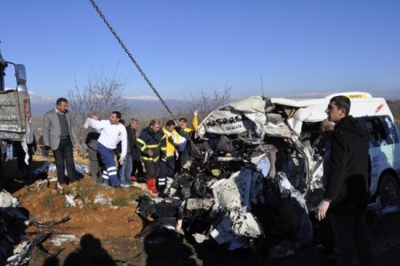 10 kişinin öldüğü kazada TIR şoförünün uyuduğu iddia edildi