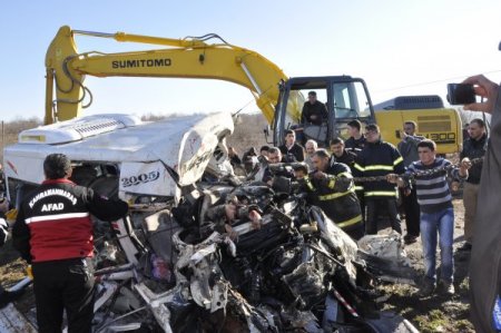10 kişinin öldüğü kazada TIR şoförünün uyuduğu iddia edildi