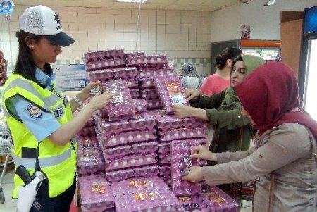 100 bin market ürününe yapıştırılan etiketle trafik bilinci oluşturulacak