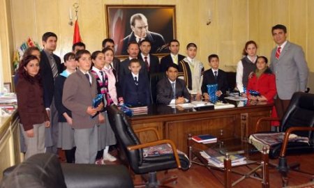 100 Temel Eser Kitap Okuma Yarışması'nda Ödüller Sahiplerini Buldu
