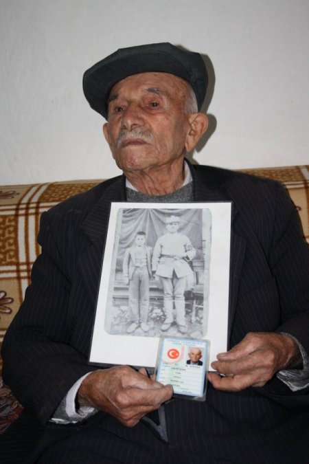 100 yaşında gelen emekliliğin tadını çıkarıyor