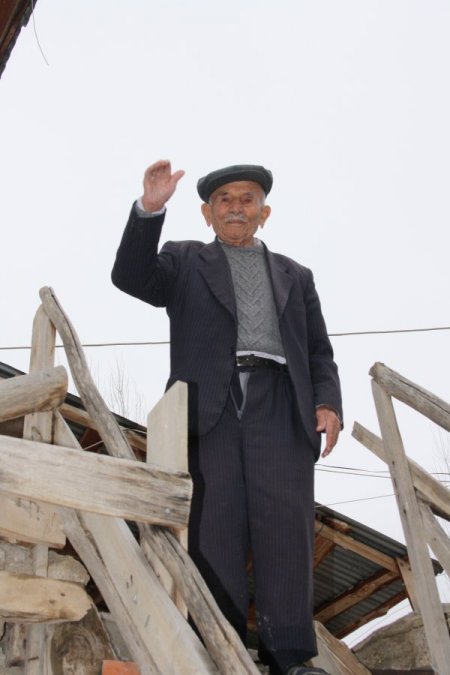 100 yaşında gelen emekliliğin tadını çıkarıyor