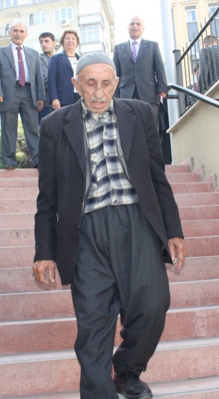 104 yaşındaki İbrahim Eren azmetti, inşaatta çalışıp SGK'dan emekli oldu