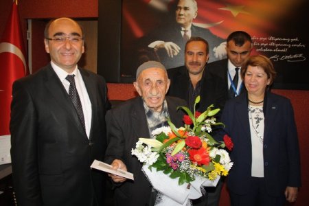 104 yaşındaki İbrahim Eren azmetti, inşaatta çalışıp SGK'dan emekli oldu