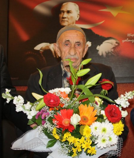 104 yaşındaki İbrahim Eren azmetti, inşaatta çalışıp SGK'dan emekli oldu