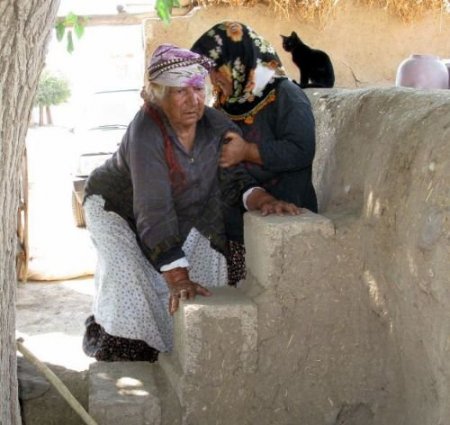 107 Yaşındaki Kadın, Zihinsel Engelli Kızıyla 5 Yıldır Karanlıkta Yaşıyor